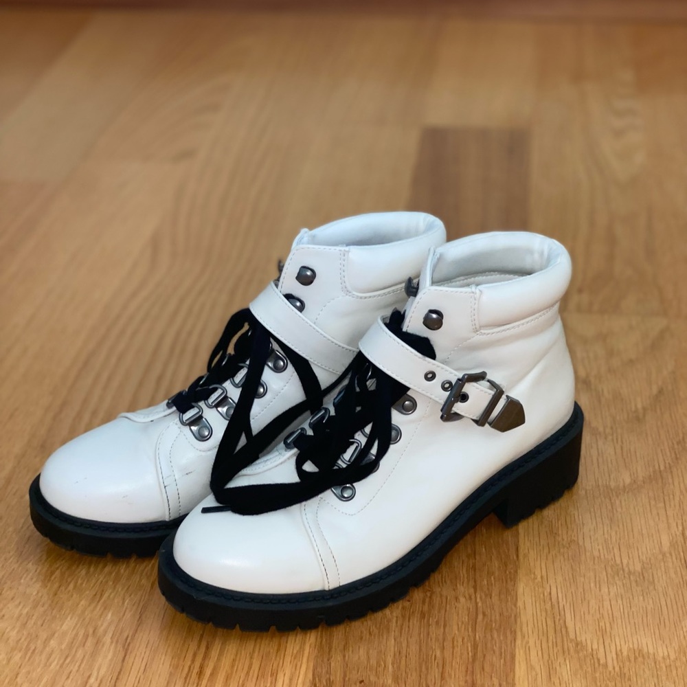 Forever 21 white with black accent boots🥰